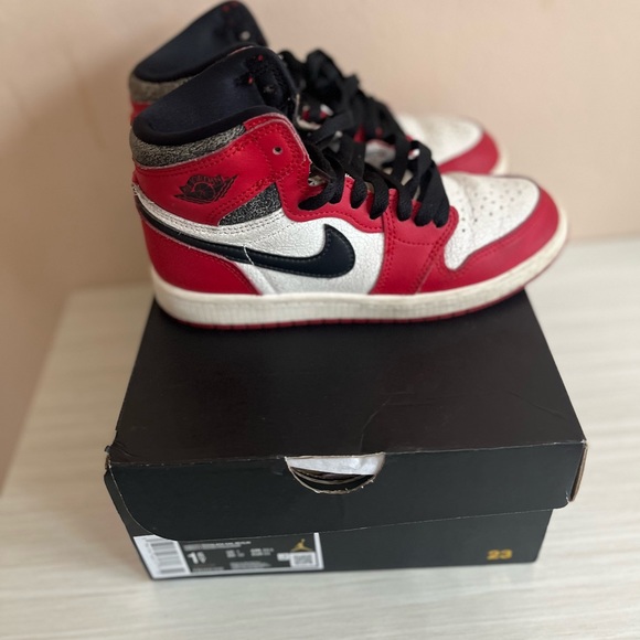 Kids size 1.5 y Jordan 1 lost & found reimagined 1s - Picture 4 of 4